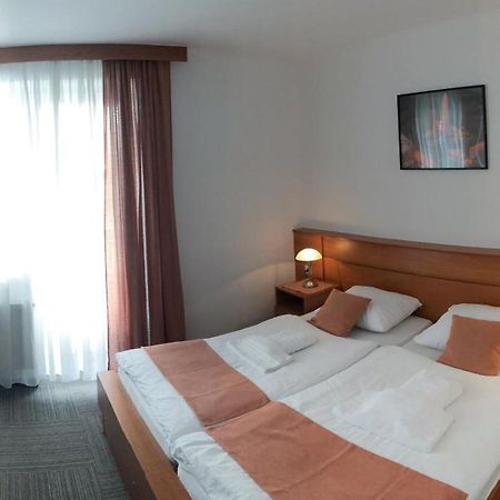 Hotel Restavracija In Prenocisca Carda Martjanci Exterior foto