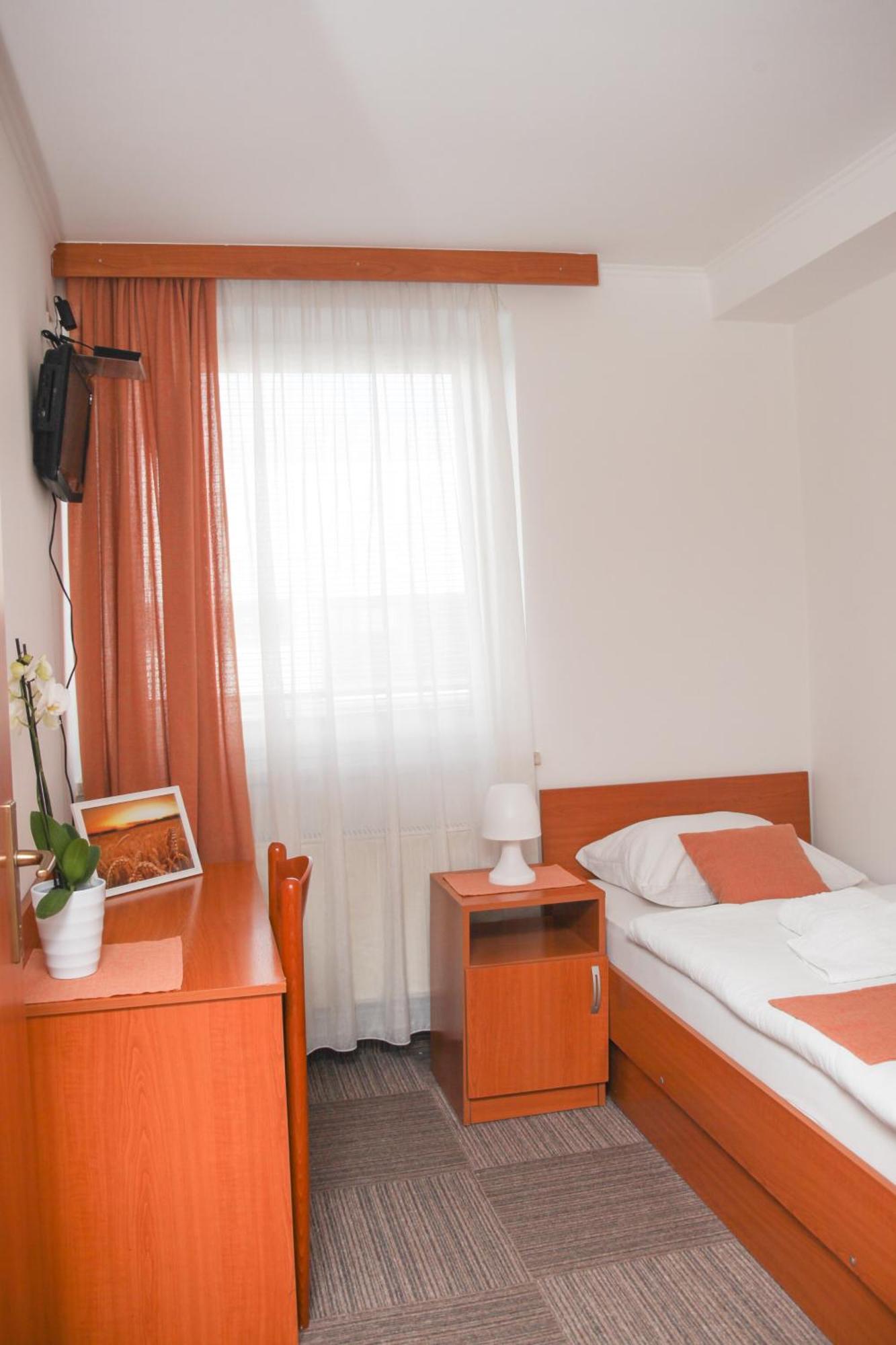 Hotel Restavracija In Prenocisca Carda Martjanci Exterior foto